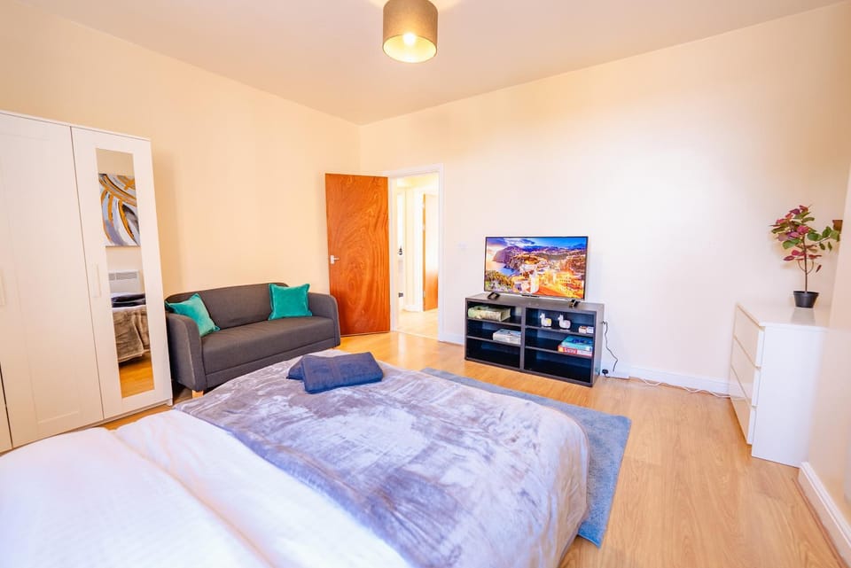 Communal lounge/ TV room, Bed, TV and multimedia, Living room, Photo of the whole room, Seating area, Evening entertainment, Bedroom