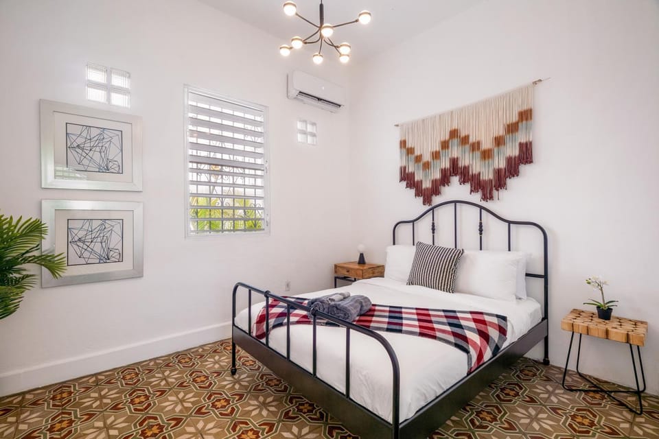 Bed, Living room, Photo of the whole room, Seating area, Bedroom, air conditioner