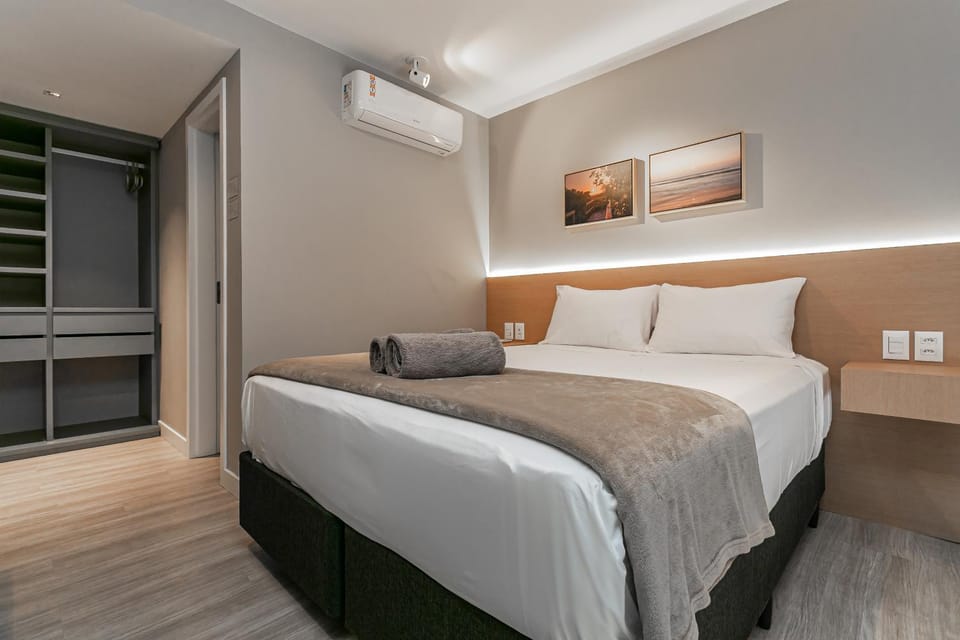 locker, towels, air conditioner