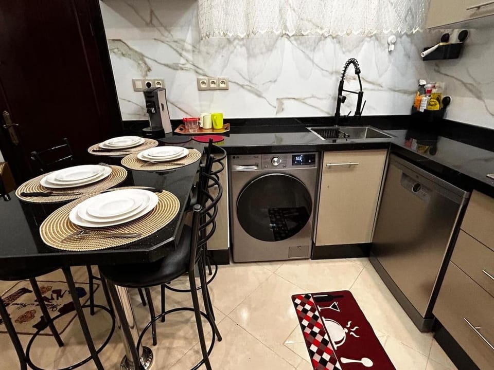 Kitchen or kitchenette, Dining area, dishwasher, minibar, oven, washing machine, dryer