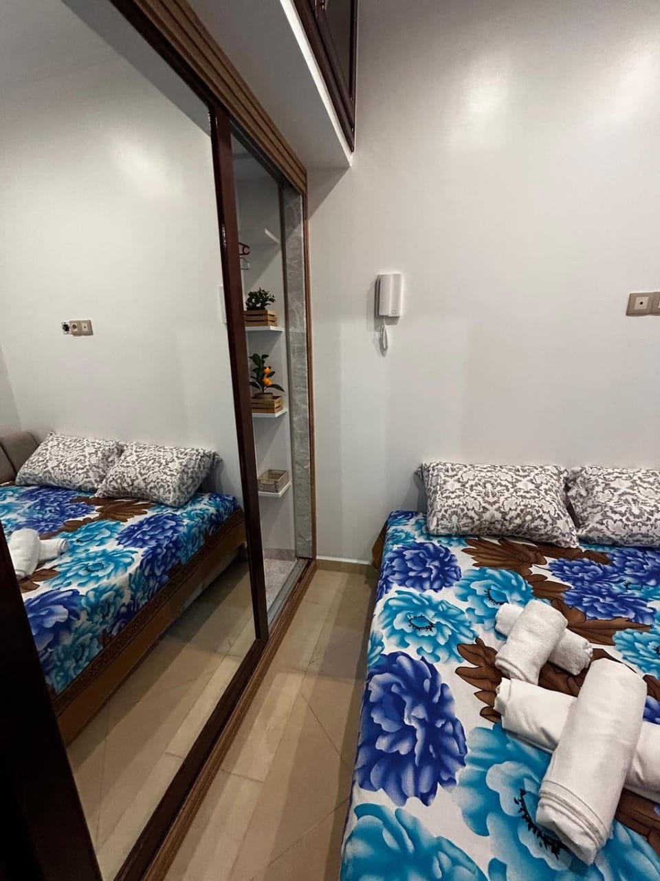 Bed, Bedroom, towels