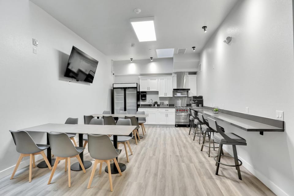 Kitchen or kitchenette, Dining area, Communal kitchen