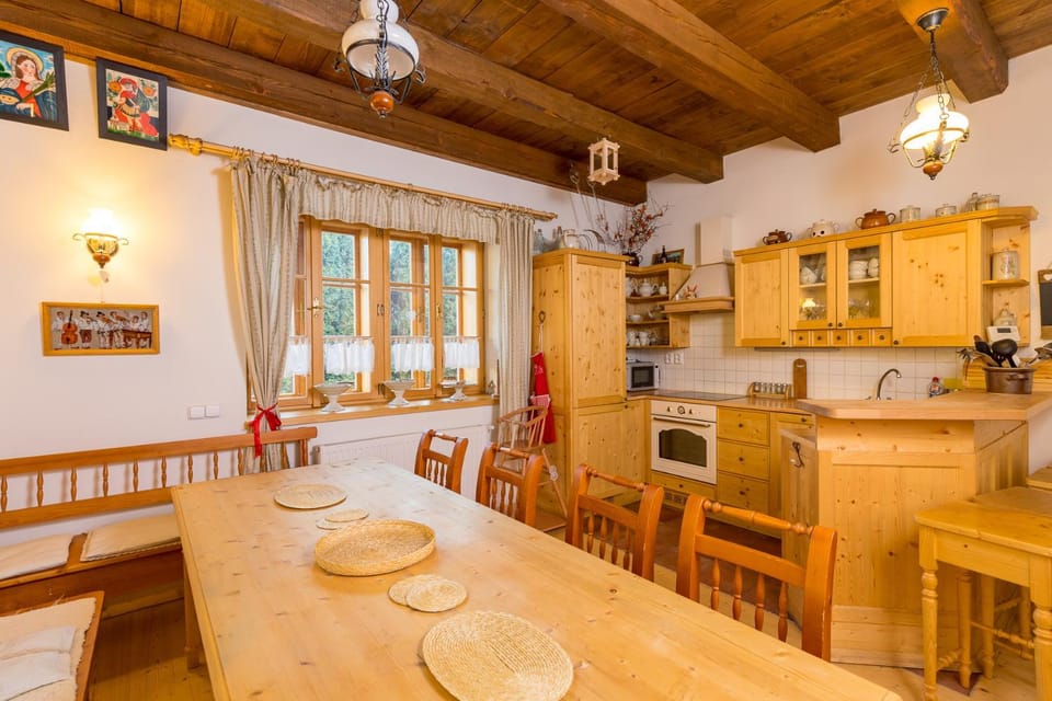 Kitchen or kitchenette, Dining area, stove