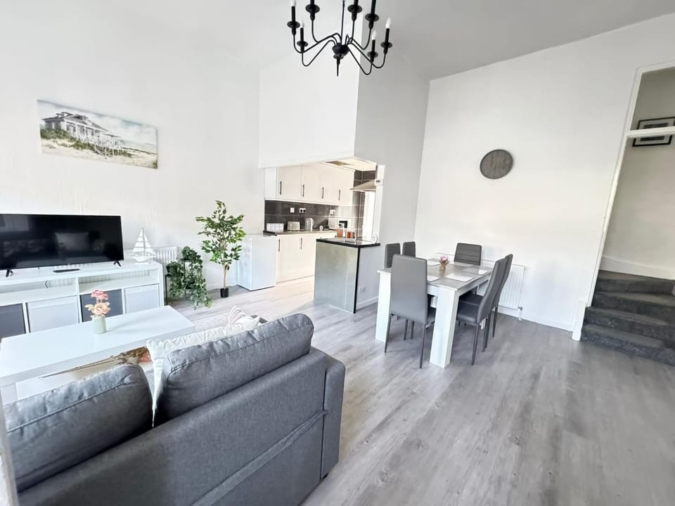 Property building, Seating area, Dining area