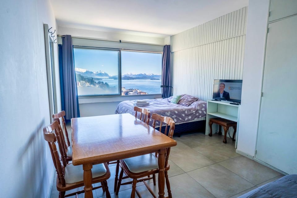 Bed, Natural landscape, TV and multimedia, Living room, Photo of the whole room, Seating area, Dining area, Bedroom