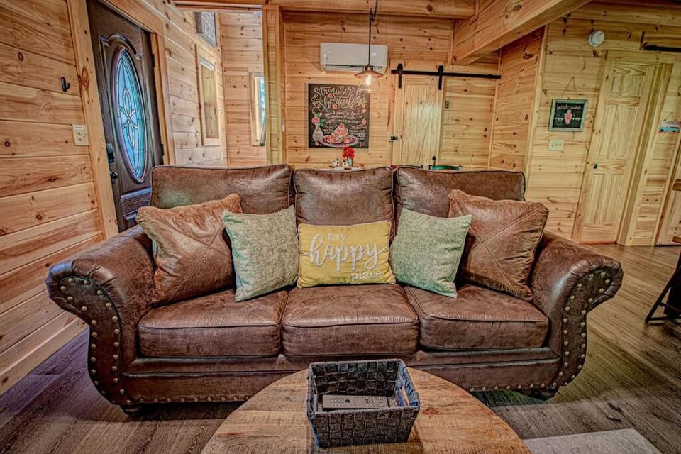 Cozy cabin in Pigeon Forge with Hot Tub Cabin in Pigeon Forge