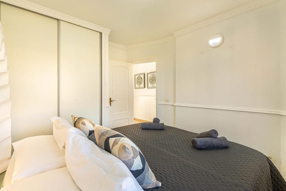 Bedroom, towels