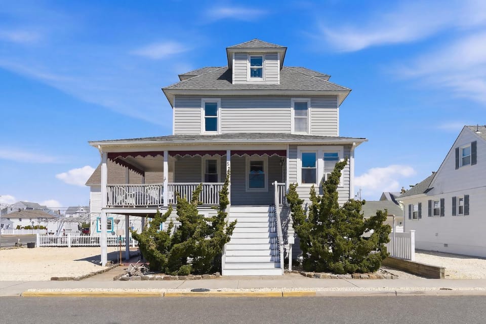 3 Bedroom 2 bath Beach House condo- 10 houses from the beach walk to the beach, where every fisherman's paradise begins House in Seaside Park