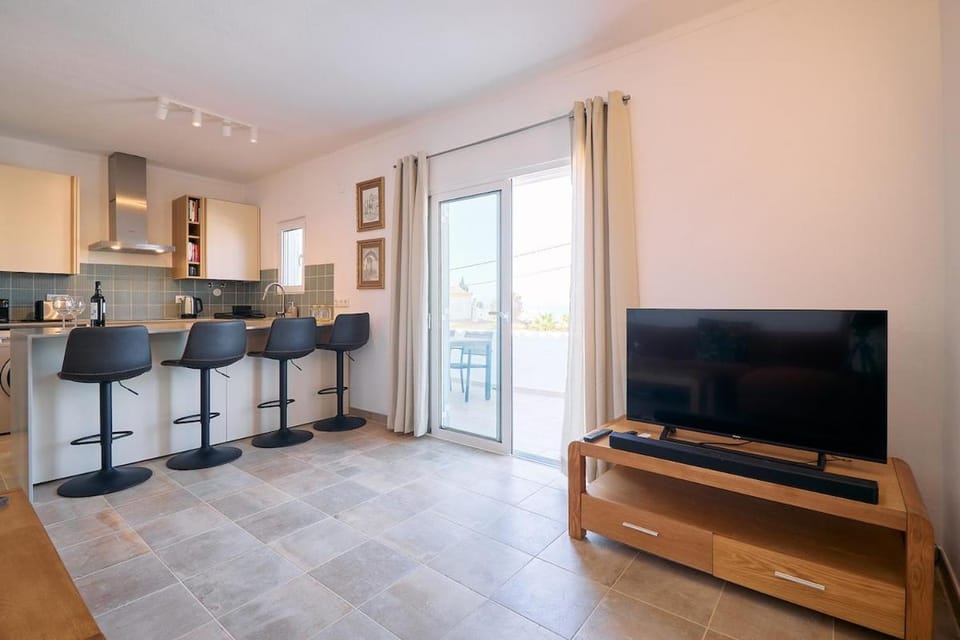 TV and multimedia, Kitchen or kitchenette, Living room, Dining area