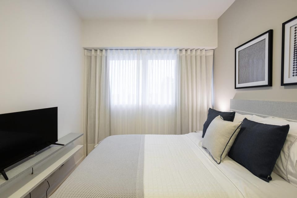 Bed, TV and multimedia, Bedroom
