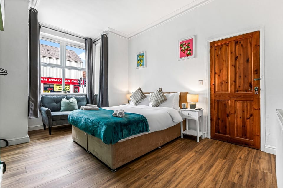 Superking Beds, Smart TVs, Gigabit WiFi, Sleeps 6 House in Derby