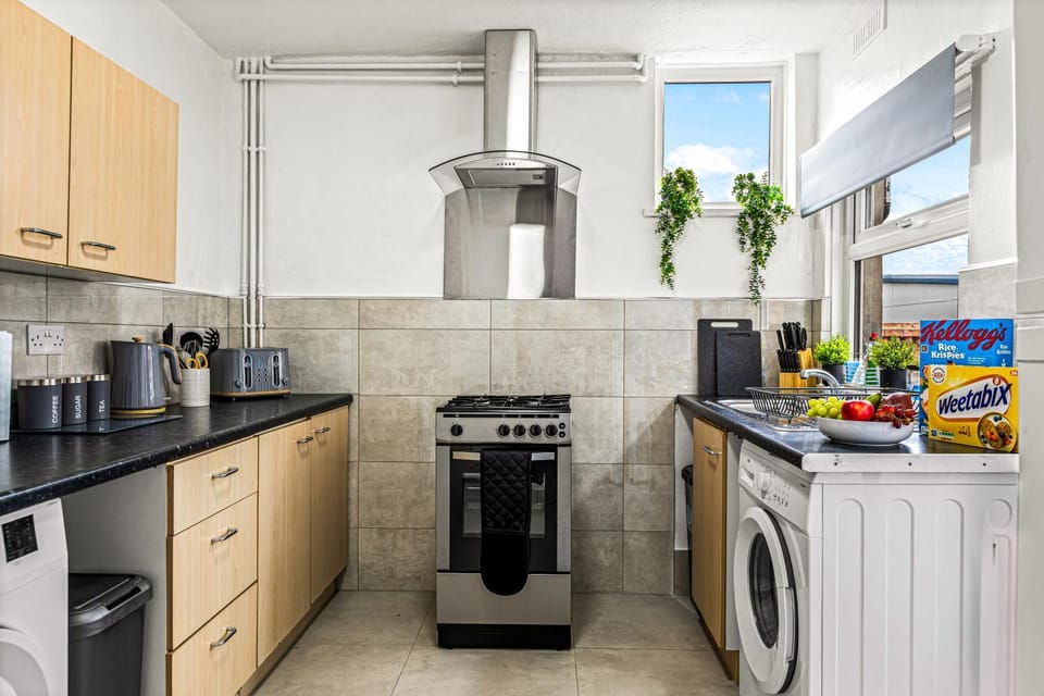 Superking Beds, Smart TVs, Gigabit WiFi, Sleeps 6 House in Derby