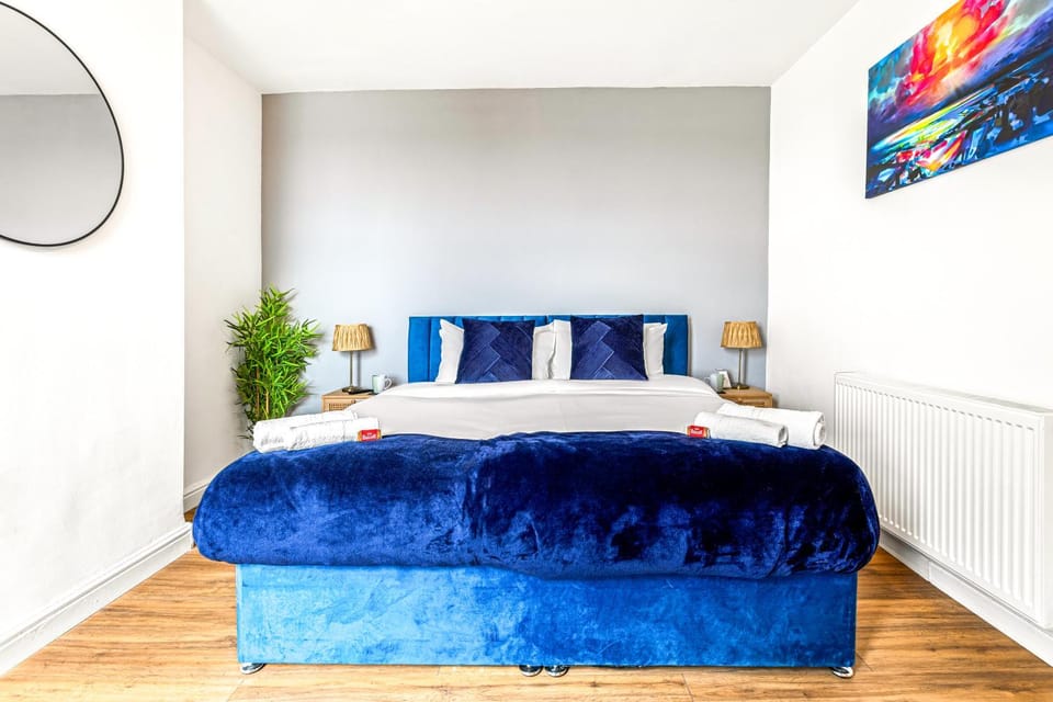 Superking Beds, Smart TVs, Gigabit WiFi, Sleeps 6 House in Derby