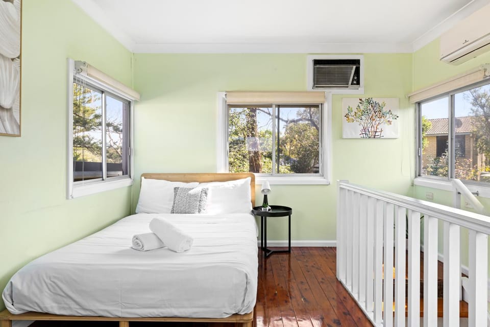 Spacious Two-Bed Suite with Private Bath-Marsfield House in Sydney
