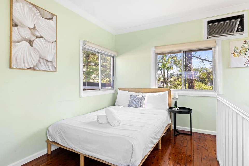 Spacious Two-Bed Suite with Private Bath-Marsfield House in Sydney