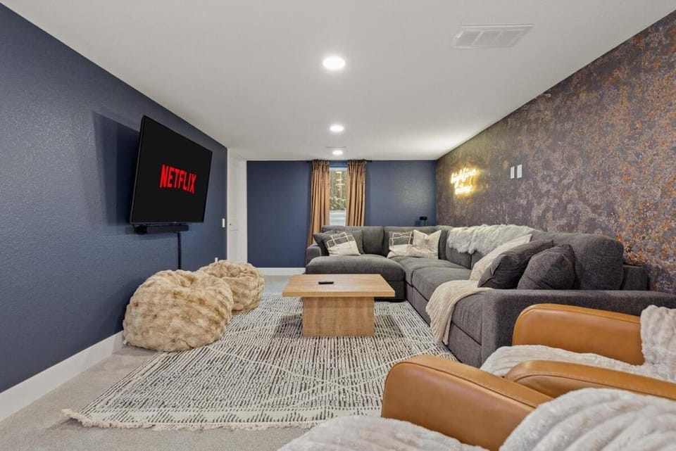 Communal lounge/ TV room, TV and multimedia, Living room, Seating area, Evening entertainment