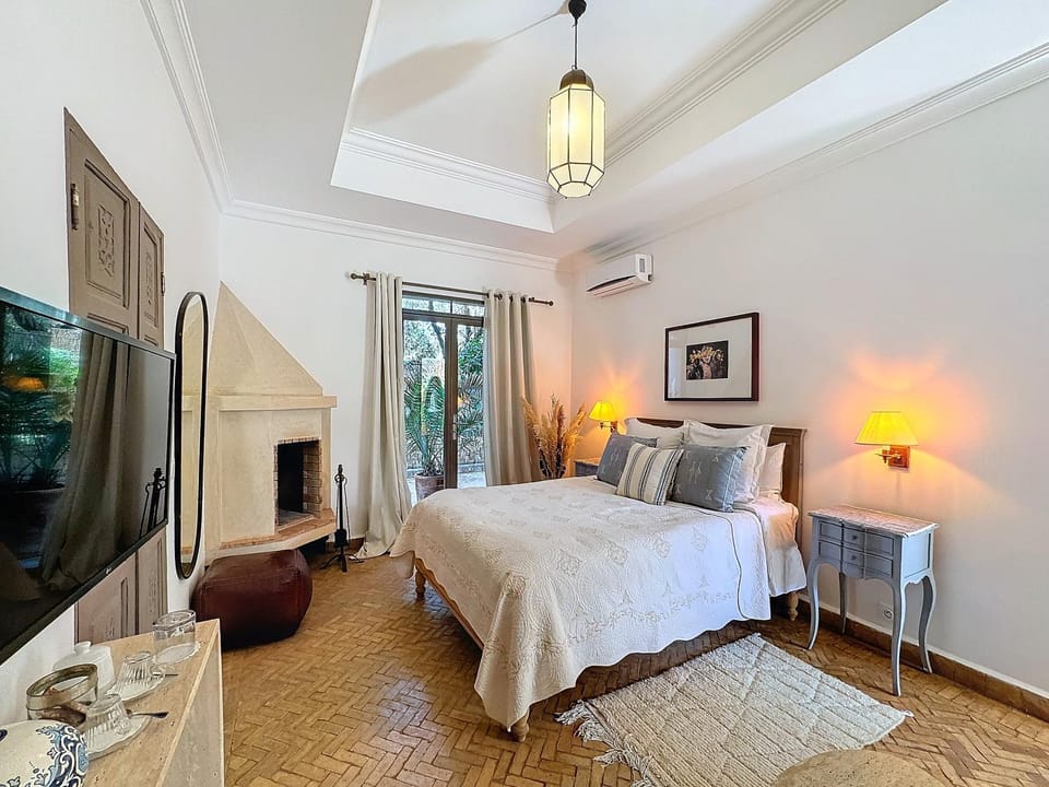 Bed, TV and multimedia, Photo of the whole room, Bedroom, air conditioner