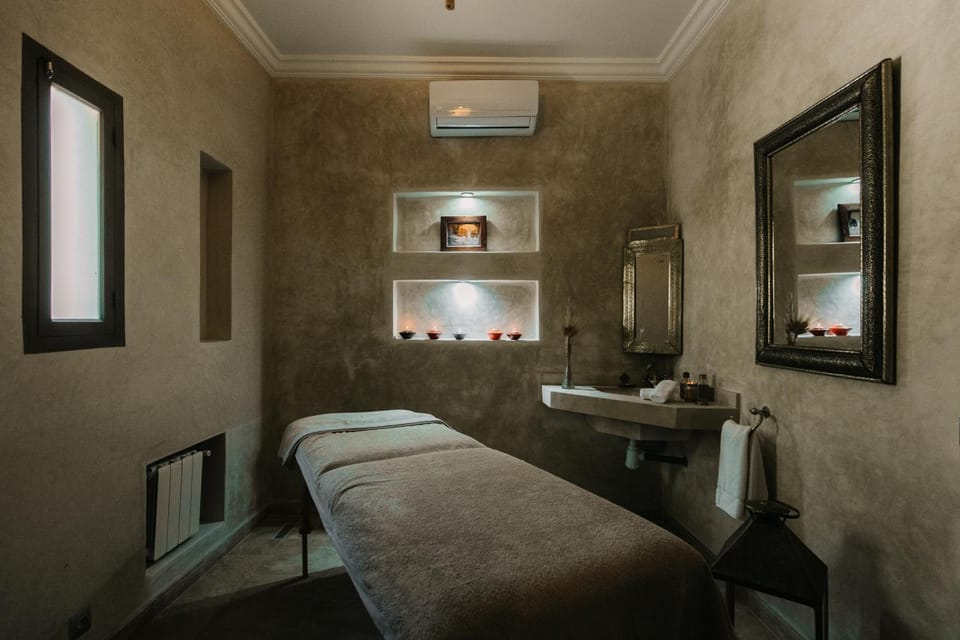 Massage, Steam room