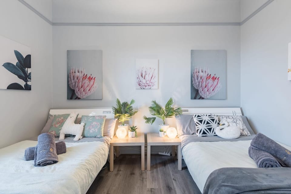 Big Quadruple Room - Nearby Station and Park - Close to Chinatown - Shared Bathroom Bed and Breakfast in Sydney