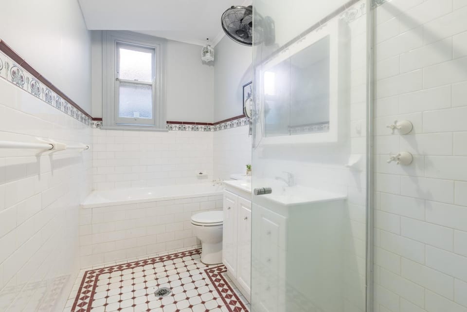 Big Quadruple Room - Nearby Station and Park - Close to Chinatown - Shared Bathroom Bed and Breakfast in Sydney