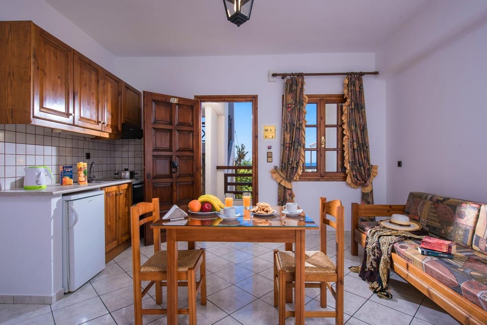 Kitchen or kitchenette, Living room, Food and drinks, Breakfast, stove