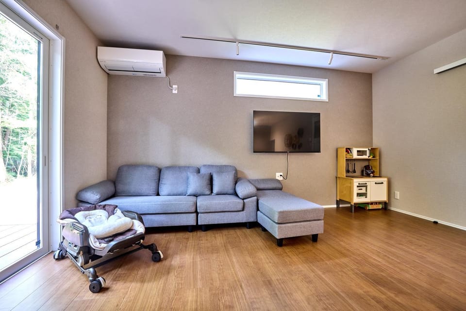 TV and multimedia, Living room, Seating area, air conditioner