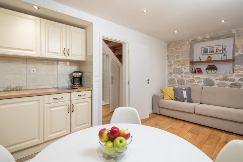 Kitchen or kitchenette, Living room, Seating area, Dining area