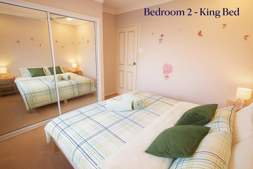 Canal View Holiday-Guests Access 120m2-Max 6 People-Host Shared Property-No Tax Invoice Bed and Breakfast in Brisbane