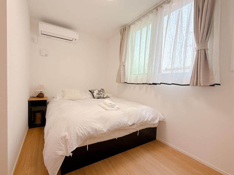 Bed, Photo of the whole room, Bedroom, air conditioner