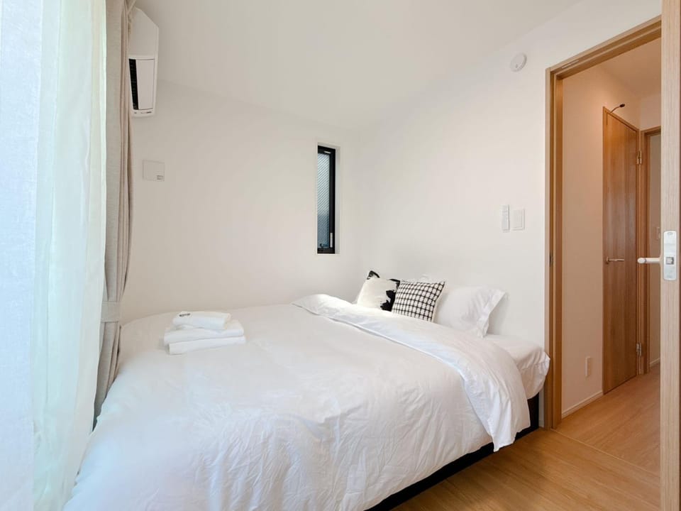 Bed, Photo of the whole room, Bedroom, towels