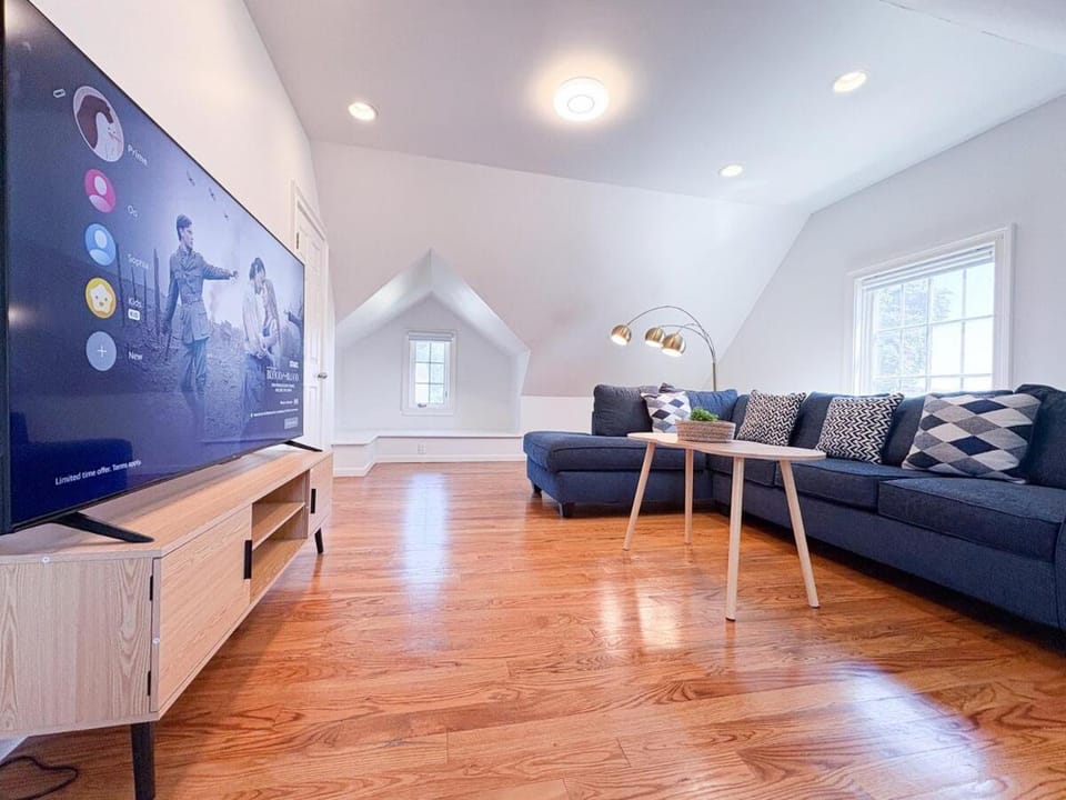 Family-Friendly 4 Bed 3 Bath Downtown Delight Apartment in Stamford