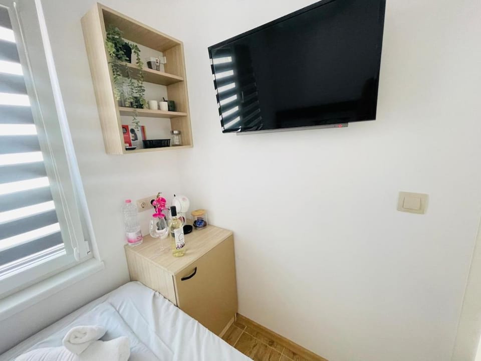 Bed, TV and multimedia, Photo of the whole room, Bedroom, towels