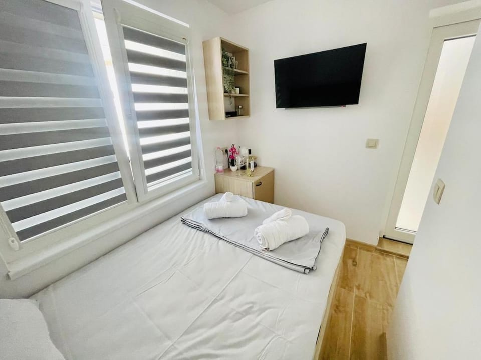 Bed, TV and multimedia, Photo of the whole room, Bedroom, towels