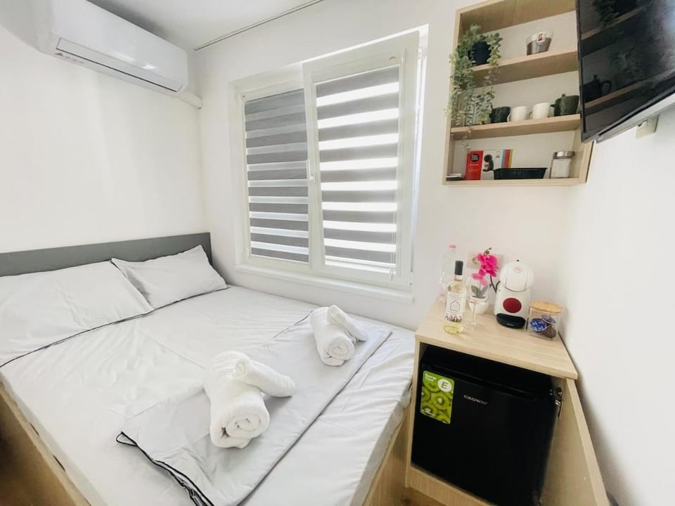 Bed, TV and multimedia, Photo of the whole room, Bedroom, towels, air conditioner