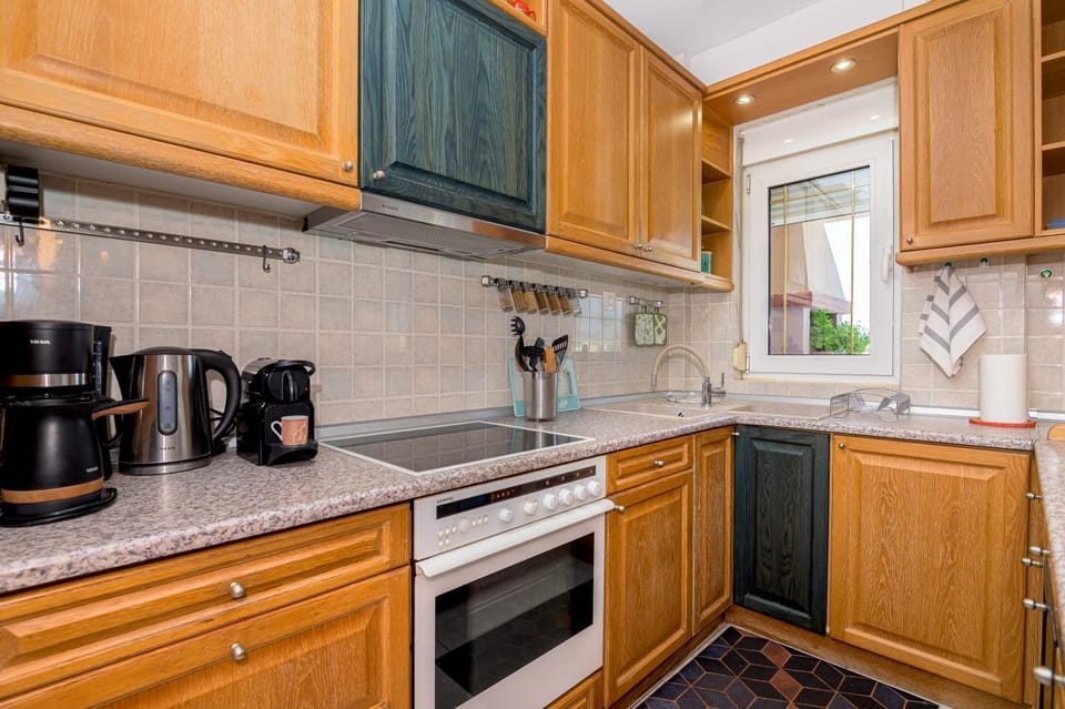 Coffee/tea facilities, Kitchen or kitchenette, oven, stove