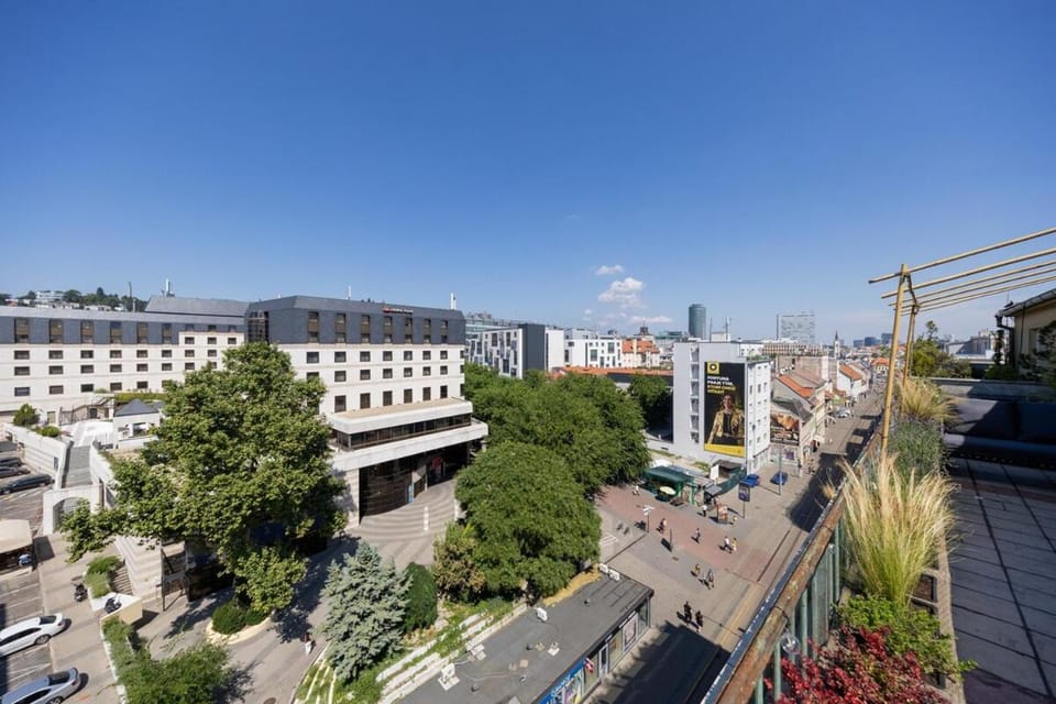 Property building, Day, Neighbourhood, City view, Street view, Location, Parking
