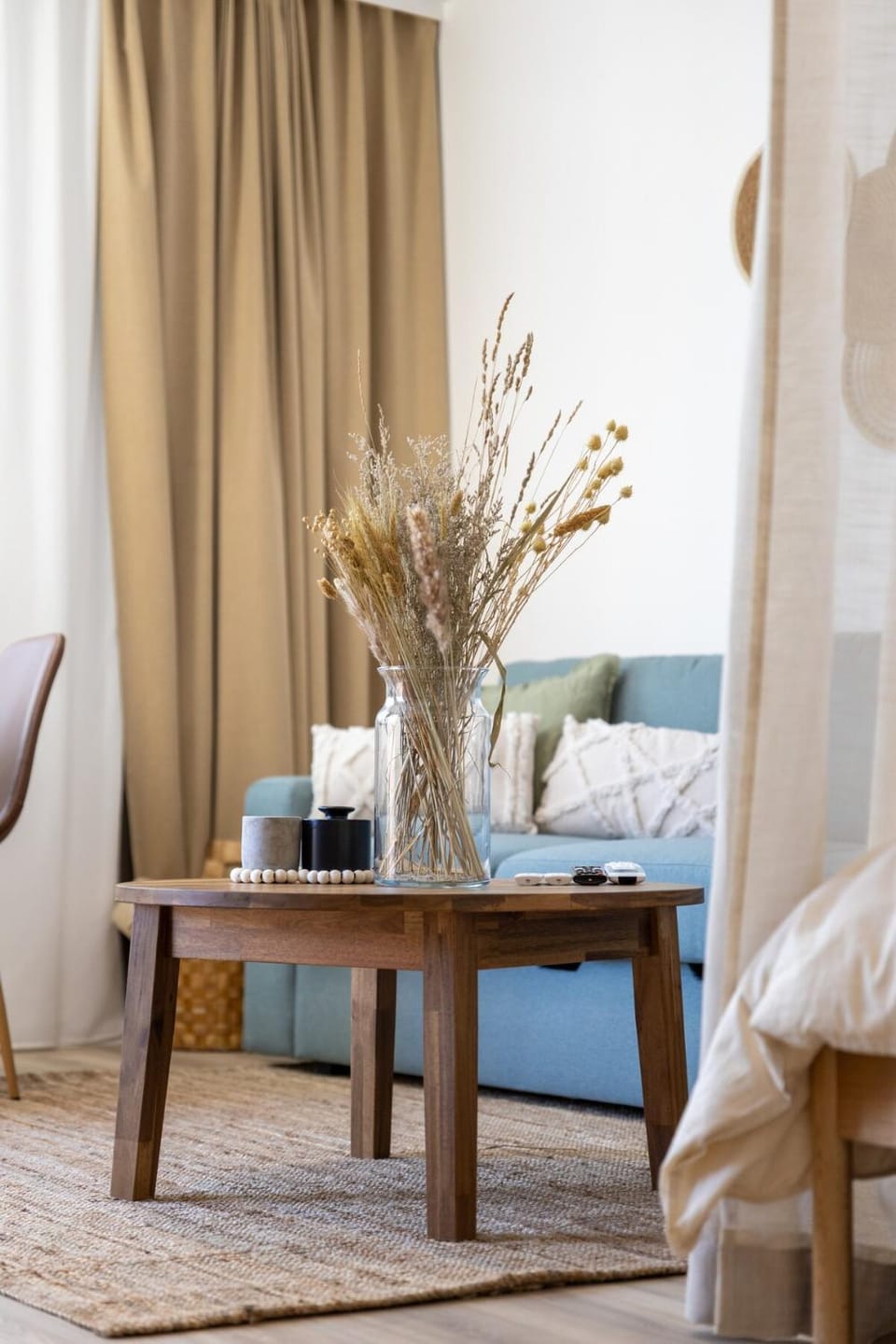 Bed, Living room, Photo of the whole room, Seating area, Bedroom