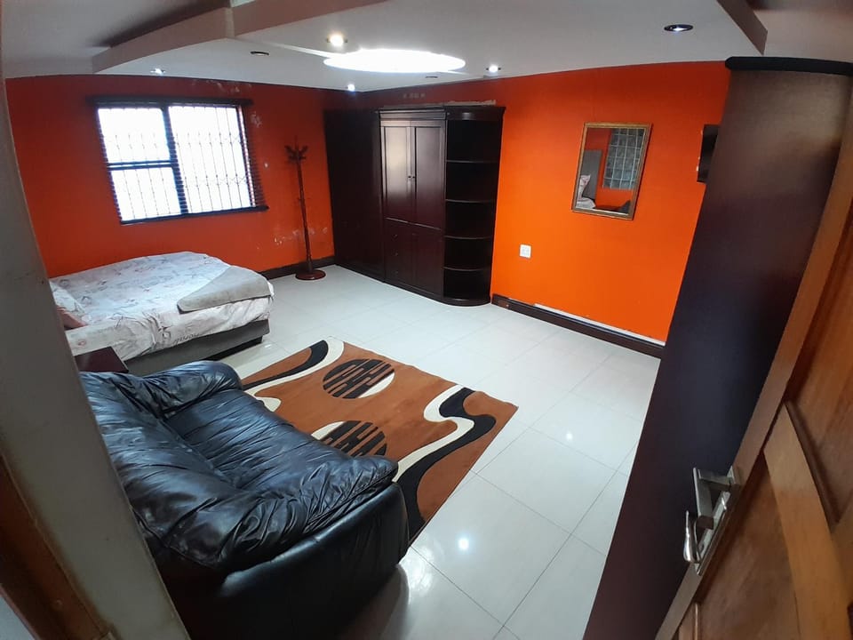 Bed, TV and multimedia, Seating area
