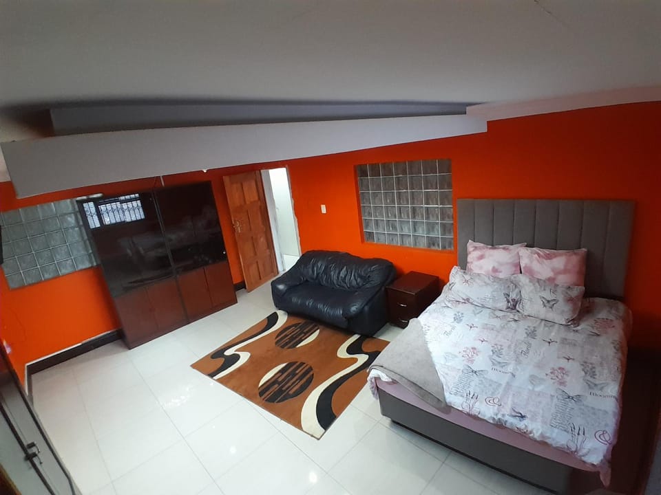 Bed, TV and multimedia, Photo of the whole room, Seating area, Bedroom