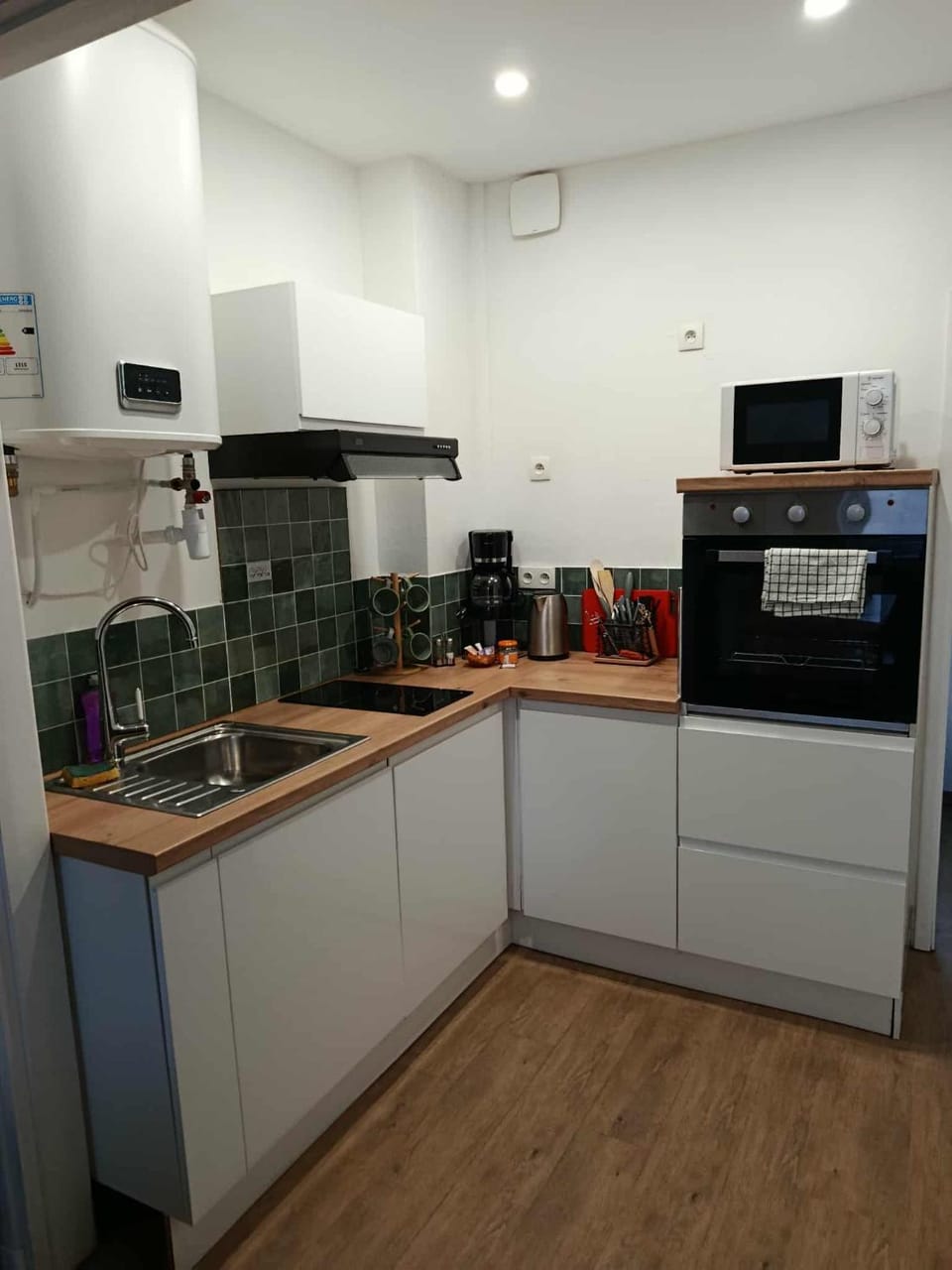 Coffee/tea facilities, dishwasher, microwave, oven, pet friendly, stove