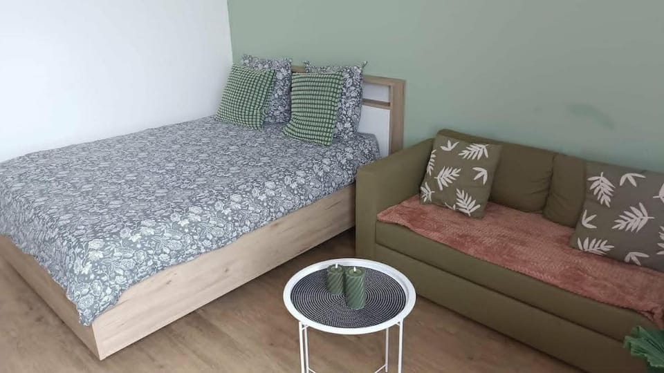 Bed, TV and multimedia, Living room, Seating area, Bedroom