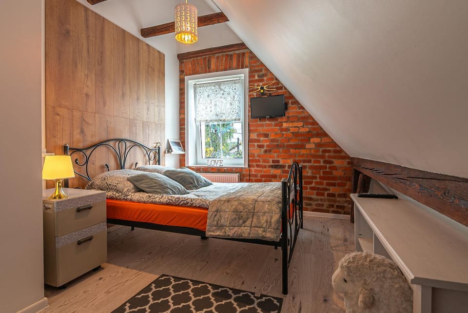 Bed, TV and multimedia, Other, Other, Other, Photo of the whole room, Decorative detail, Decorative detail, Seating area, Bedroom