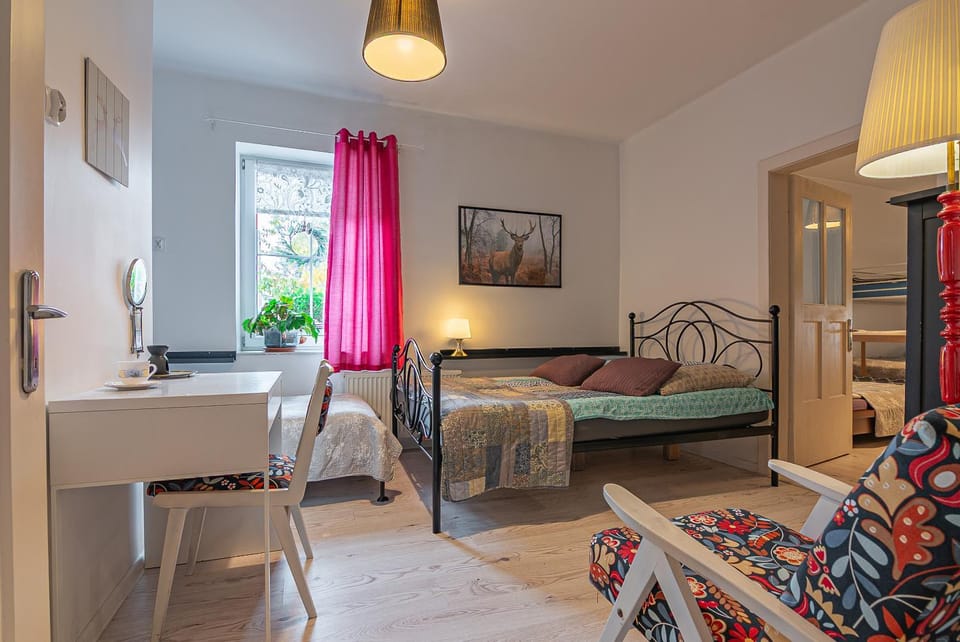 Bed, TV and multimedia, Other, Other, Other, Photo of the whole room, Seating area, Bedroom