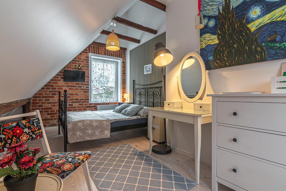 Bed, TV and multimedia, Photo of the whole room, Decorative detail, Decorative detail, Seating area, Bedroom