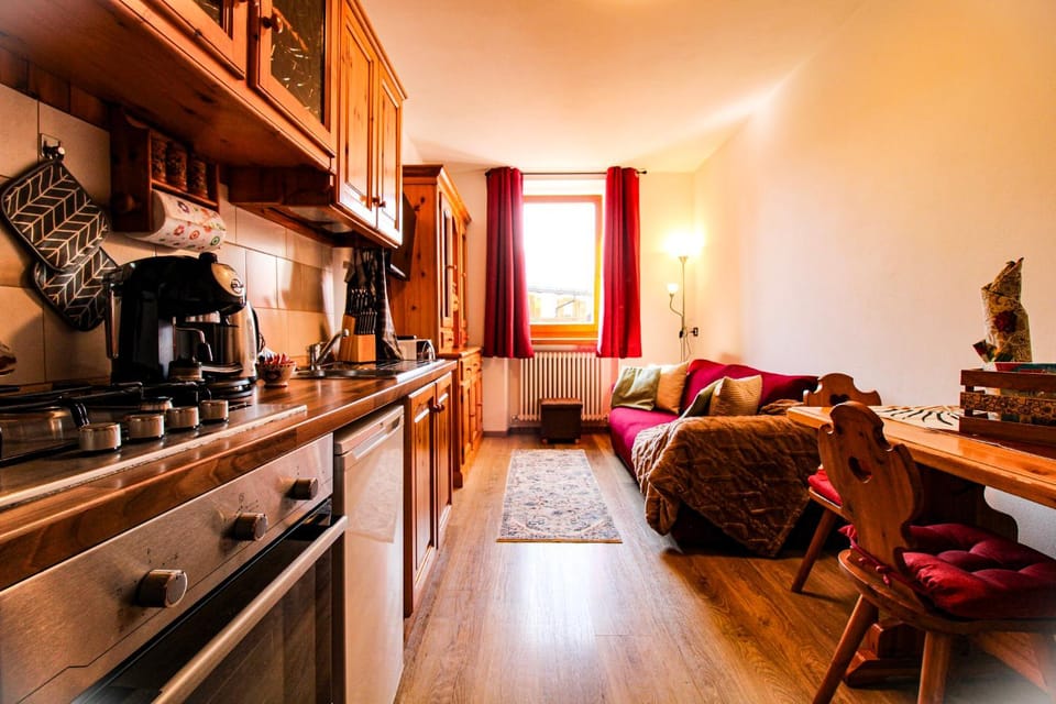 Coffee/tea facilities, Kitchen or kitchenette, Living room, Seating area, Dining area, oven, pet friendly, stove, toaster