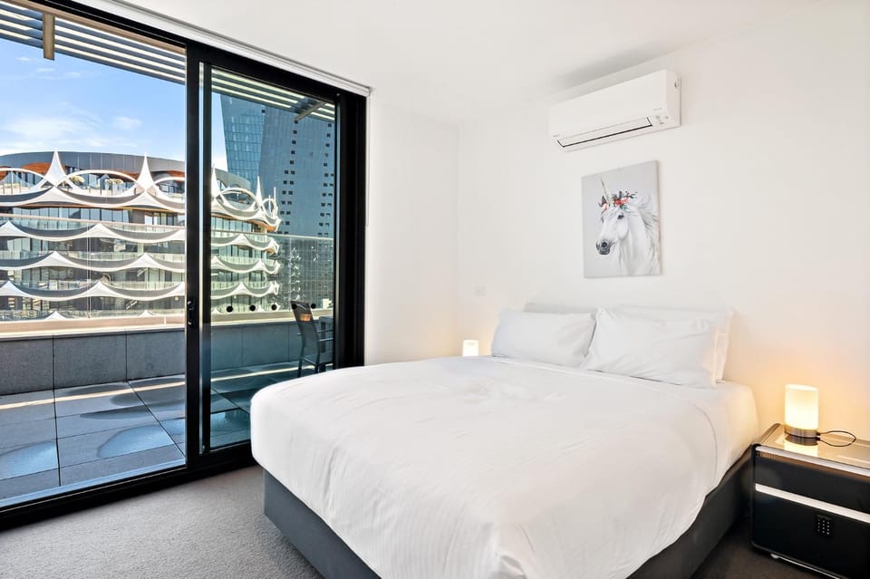 Bright 2-Bed Retreat with Pool, Gym & Sauna Access Apartment in Melbourne