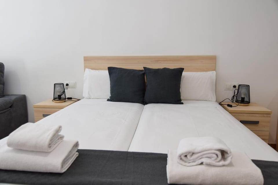 Bed, towels