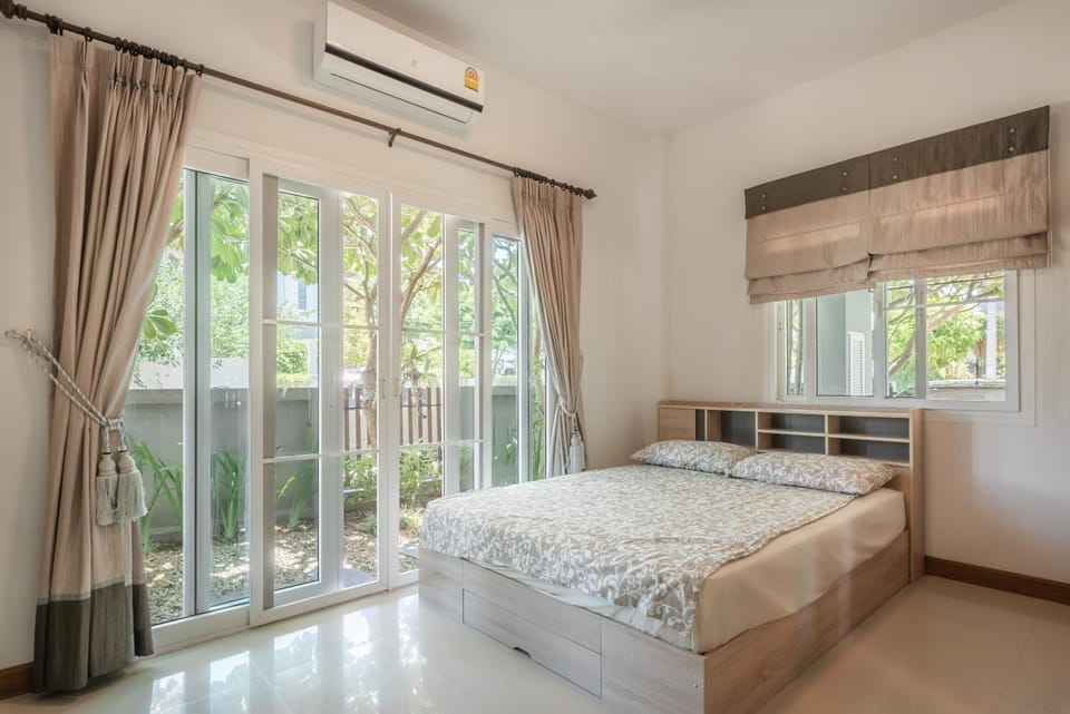 Bed, Photo of the whole room, Bedroom, air conditioner