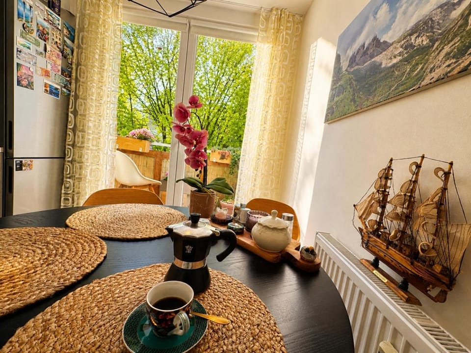 Coffee/tea facilities, Kitchen or kitchenette, Seating area, Dining area