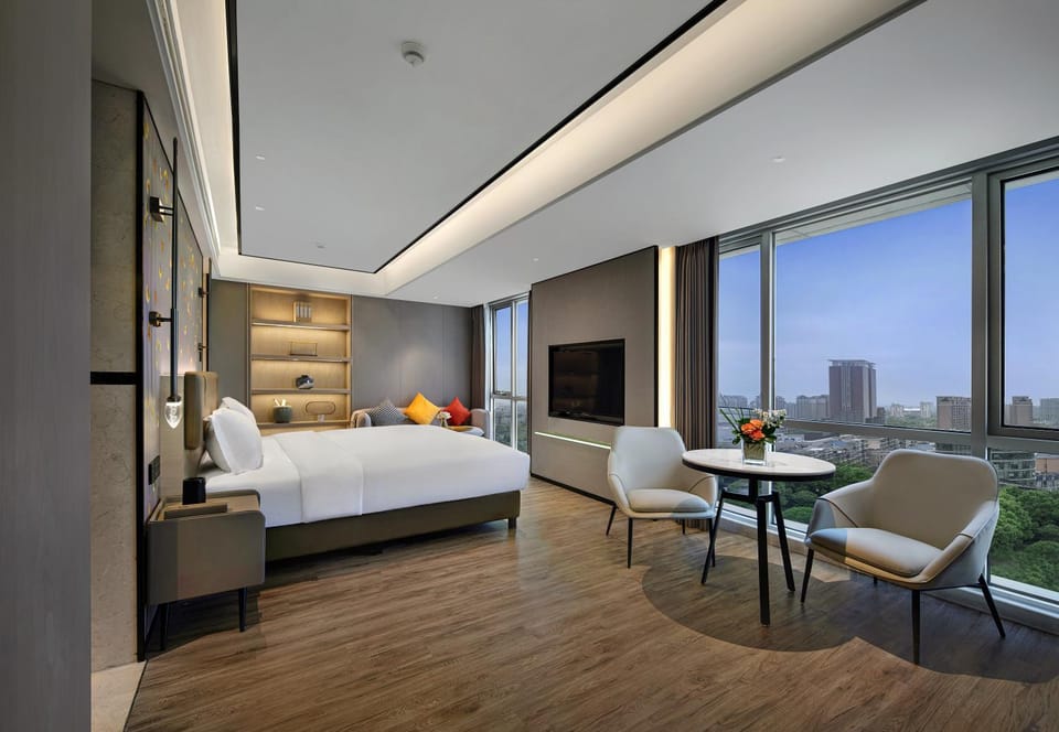 Bed, TV and multimedia, View (from property/room), Photo of the whole room